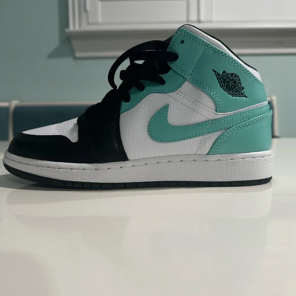 Jordan 1 Mid Sneakers